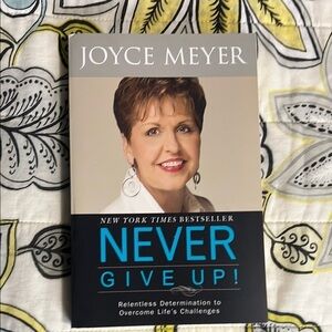 💥 Joyce Meyer - Never Give Up! Paperback Book
